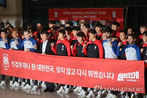 12년 만의 월드컵 16강 진출을 이룬 한국 축구대표팀이 7일 오후 인천국제공항을 통해 귀국, 기념 촬영하고 있다.  연합뉴스